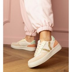 Beżowe sneakersy trampki zdobione brokatem beżowy. Brązowe trampki i tenisówki damskie z aplikacjami, z materiału, bez zapięcia. Za 84.78 zł.