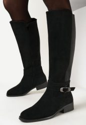 Czarne Kozaki Muszkieterki z Ozdobnym Paskiem Vambra. Czarne kozaki damskie Born2be, bez wzorów, bez obcasa, na płaskiej podeszwie, bez zapięcia. Za 129.99 zł.