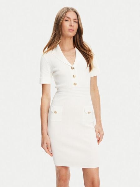 Guess Sukienka dzianinowa W5YK29 Z0130 Biały Slim Fit. Białe sukienki damskie Guess, xs, z aplikacjami, z dzianiny, bez kołnierzyka, bez ramiączek. Za 399.99 zł.