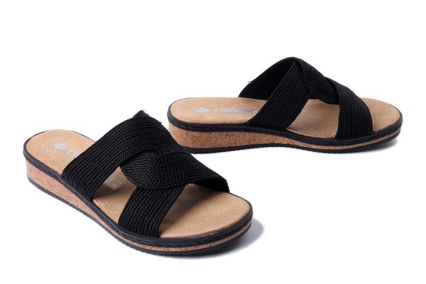 RIEKER V3669-00 black, klapki damskie. Czarne klapki damskie Rieker, na lato, bez wzorów, bez obcasa, bez zapięcia. Za 237.92 zł.