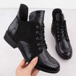 Botki damskie lakierowane kroko czarne Vinceza 16477. Czarne botki damskie VINCEZA, bez wzorów, z lakierowanej skóry, bez obcasa, bez zapięcia. Za 114.99 zł.