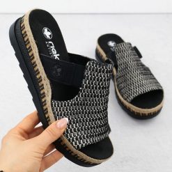 Skórzane klapki damskie na koturnie plecione czarne Rieker V7953-00. Czarne klapki damskie bez wzorów, casualowe, bez obcasa, na koturnie, bez zapięcia. Za 498.94 zł.