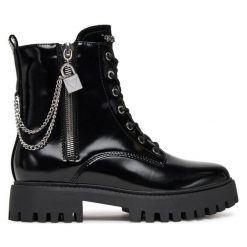 Botki Guess. Czarne botki damskie Guess, z aplikacjami, bez obcasa, na płaskiej podeszwie, bez zapięcia. Za 609.99 zł.