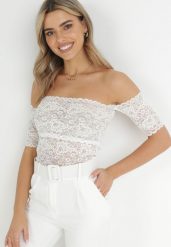 Biała Bluzka Hiszpanka z Koronką Patti. Białe bluzki damskie Born2be, m, bez wzorów, z koronki, eleganckie, bez kołnierzyka, bez ramiączek. Za 34.99 zł.