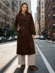 Trencz z imitacji zamszu z paskiem - brązowy. Brązowe płaszcze damskie Sinsay, l, bez wzorów, bez kołnierzyka, bez kaptura. Za 119.99 zł.