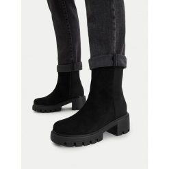 Botki Nine West. Czarne botki damskie Nine West, bez wzorów, bez obcasa, na słupku, bez zapięcia. Za 279.99 zł.