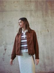 Sweter polo w paski - kremowy. Białe swetry nierozpinane damskie Reserved, l, bez wzorów, z dzianiny, bez kołnierzyka, bez ramiączek. W wyprzedaży za 49.99 zł.