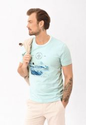 T-shirt z grafiką surferską T-BOARD. Zielone t-shirty męskie Volcano, m, bez wzorów, z bawełny, bez kołnierzyka, bez ramiączek. Za 59.99 zł.