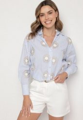 Jasnoniebieska Bawełniana Koszula w Paski Zdobiona Haftem z Metaliczną Nicią Redamia. Niebieskie koszule damskie Born2be, l, z aplikacjami, z bawełny, eleganckie, bez kołnierzyka, bez ramiączek. Za 69.99 zł.