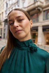 Koszula z kwiatem zielona. Zielone koszule damskie MOODO, bez wzorów, z poliesteru, bez kołnierzyka, bez ramiączek. Za 129.99 zł.