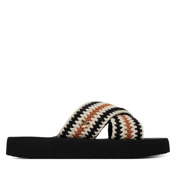 Klapki LOVE MOSCHINO. Klapki damskie Love Moschino, bez wzorów, bez obcasa, bez zapięcia. Za 378.99 zł.