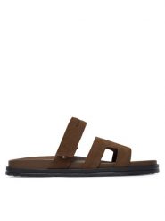 Tommy Hilfiger Klapki Adjustable Premium Suede Sandal FM0FM05774 Brązowy. Brązowe klapki męskie Tommy Hilfiger, bez wzorów, ze skóry, bez zapięcia. Za 369.99 zł.