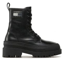 Botki Tommy Jeans. Czarne botki damskie Tommy Jeans, bez wzorów, z jeansu, bez obcasa, na płaskiej podeszwie, bez zapięcia. Za 719.99 zł.