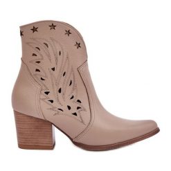 Lewski Shoes Ażurowe Botki Kowbojki Skórzane Na Słupku Lewski 3613 Ciemnobeżowe beżowy. Brązowe botki damskie na jesień, w ażurowe wzory, ze skóry, bez obcasa, na obcasie, bez zapięcia. Za 585.82 zł.