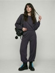 Bluza crewneck soft touch z dodatkiem wiskozy - niebieski. Niebieskie bluzy damskie Sinsay, l, bez wzorów, z wiskozy, sportowe, bez ramiączek, bez kaptura. Za 45.99 zł.