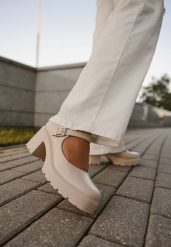 Jasnobeżowe Półbuty na Platformie i Słupku w Stylu Mary Jane ze Sprzączką Rivora. Brązowe półbuty damskie Renee, bez wzorów, z materiału, z okrągłym noskiem, bez obcasa, na platformie, bez zapięcia. Za 109.99 zł.