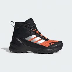 Buty trekkingowe Terrex Skychaser AX5 Mid GORE-TEX CLIMAWARM+. Brązowe trekkingi męskie Adidas, z gore-texu, bez zapięcia. W wyprzedaży za 635.50 zł.