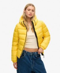 Kurtka pikowana z kapturem w stylu sportowym SUPERDRY. Żółte kurtki sportowe damskie Superdry, l, bez wzorów, bez ramiączek, z kapturem. Za 418.25 zł.