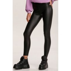 Czarne Legginsy Larsa. Czarne legginsy damskie Renee, bez wzorów, z jeansu. Za 54.99 zł.