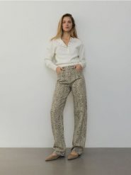 Jeansy straight ze zwierzęcym wzorem - beżowy. Brązowe jeansy damskie Reserved, bez wzorów, z bawełny, z podwyższonym stanem. W wyprzedaży za 99.99 zł.
