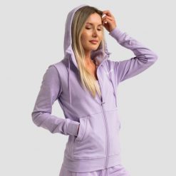 Bluza damska fitness z kapturem i zamkiem lawendowa Limitless. Fioletowe bluzy damskie GYMBEAM, l, bez wzorów, z bawełny, sportowe, bez ramiączek, z kapturem. Za 127.90 zł.