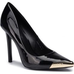 Szpilki VERSACE JEANS COUTURE - EOVUBS01 71155 899. Czarne szpilki damskie Versace Jeans Couture, bez wzorów, z jeansu, bez obcasa, na obcasie, bez zapięcia. Za 779.00 zł.