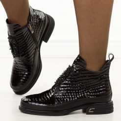 Czarne bkp skórzane botki damskie Cambell 60320. Czarne botki damskie Cambell, na jesień, z aplikacjami, z gumy, eleganckie, z okrągłym noskiem, bez obcasa, na płaskiej podeszwie, bez zapięcia. W wyprzedaży za 339.15 zł.