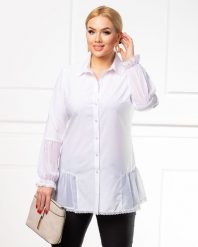 Elegancka biała zapinana koszula z falbanką PLUS SIZE XXL. Białe koszule damskie Nasi partnerzy, plus size, bez wzorów, z koronki, eleganckie, bez kołnierzyka, bez ramiączek. Za 199.90 zł.