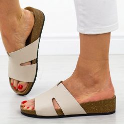 Beżowe skórzane Polskie klapki damskie Deoni k805. Brązowe klapki damskie Deoni, na lato, bez wzorów, ze skóry, eleganckie, bez obcasa, na płaskiej podeszwie, bez zapięcia. Za 299.00 zł.