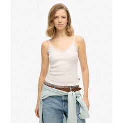 Krótki top z koronkową lamówką dla kobiet Superdry Essential. Białe topy damskie Superdry, bez wzorów, z koronki, bez kołnierzyka, bez ramiączek. W wyprzedaży za 91.50 zł.