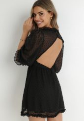 Czarna Sukienka Taphionis. Czarne sukienki damskie Born2be, na imprezę, m, bez wzorów, z tkaniny, bez kołnierzyka, bez ramiączek, mini, kopertowe. Za 79.99 zł.