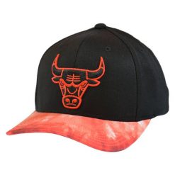 Czapka z daszkiem Mitchell & Ness NBA Classic Chicago Bulls Snapback -CBUBKRD. Czarne czapki damskie Mitchell & Ness, bez wzorów, sportowe. Za 99.00 zł.