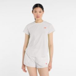 Koszulka damska New Balance WT51227GYM – szara. Szare koszulki sportowe damskie New Balance, l, bez wzorów, z lycry, bez ramiączek, do biegania. Za 359.99 zł.