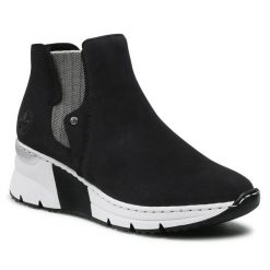 Botki Rieker. Czarne botki damskie Rieker, bez wzorów, bez obcasa, na płaskiej podeszwie, bez zapięcia. Za 239.99 zł.