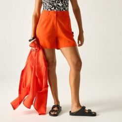 Damskie szorty Sabelle. Brązowe szorty damskie Regatta, bez wzorów, z bawełny, sportowe. Za 232.00 zł.