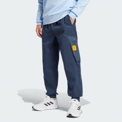 Spodnie Real Madrid Seasonal Cargo. Niebieskie spodnie sportowe męskie Adidas, xs, bez wzorów, z dresówki, do piłki nożnej. Za 449.00 zł.