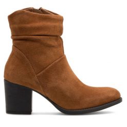 Botki Lasocki. Brązowe botki damskie Lasocki, bez wzorów, bez obcasa, na słupku, bez zapięcia. Za 161.99 zł.