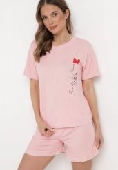 Różowy Komplet Piżamowy Koszulka z Nadrukiem i Szorty z Falbanką Sylvoria. Czerwone piżamy damskie Born2be, bez wzorów, bez ramiączek. Za 39.99 zł.