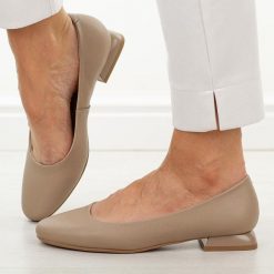 Beżowe skórzane czółenka damskie M.Daszyński Ol51-1. Brązowe czółenka damskie M.Daszyński, na jesień, bez wzorów, z jeansu, casualowe, z okrągłym noskiem, bez obcasa, na obcasie, bez zapięcia. Za 219.00 zł.