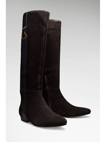 Guess Kozaki FLFA2N SUE11 Brązowy ciemny. Brązowe kozaki damskie Guess, z aplikacjami, bez obcasa, na płaskiej podeszwie, bez zapięcia. Za 824.99 zł.