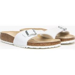 Klapki damskie Birkenstock Madrid BF (40733). Białe klapki damskie Birkenstock, bez wzorów, młodzieżowe, bez obcasa, bez zapięcia. Za 319.99 zł.