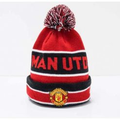 Czapka New Era Manchester United Jake Knit Cuff. Czarne czapki damskie New Era, bez wzorów, z dzianiny. Za 149.99 zł.