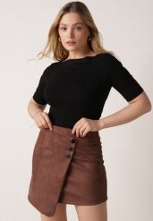 Czarny Wiskozowy T-shirt o Dopasowanym Kroju z Dekoltem w Łódkę Idahphaeia. Czarne t-shirty damskie Born2be, m, z aplikacjami, z jeansu, biznesowe, bez kołnierzyka, bez ramiączek. Za 59.99 zł.