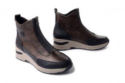 RIEKER N9381-60 brown combination, botki damskie. Brązowe botki damskie Rieker, na zimę, bez wzorów, bez obcasa, na koturnie, bez zapięcia. Za 379.90 zł.