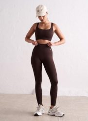 Damskie legginsy bezszwowe, prążkowane, wysoki stan, squat proof brązowe. Brązowe legginsy damskie Aim'n, bez wzorów, z dzianiny. Za 254.00 zł.