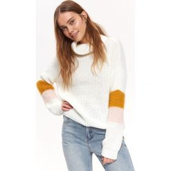 MIĘKKI SWETER DAMSKI Z GOLFEM. Białe swetry nierozpinane damskie TOP SECRET, na lato, bez wzorów, eleganckie, bez kołnierzyka, bez ramiączek. W wyprzedaży za 64.99 zł.