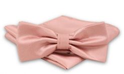 Łososiowa Mucha Męska -ALTIES- z Taką Samą Poszetką, Jednokolorowa, w Drobny Prążek. Czerwone krawaty i muchy Alties, bez wzorów, eleganckie. Za 54.00 zł.
