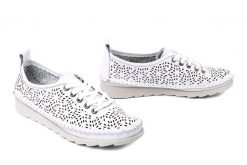 ARTIKER RELAKS 56C2608 biały, półbuty damskie. Białe półbuty damskie Artiker Relaks, na lato, w ażurowe wzory, ze skóry, bez obcasa, bez zapięcia. Za 214.90 zł.