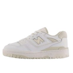 Buty do chodzenia dla dorosłych New Balance 550 White Beige. Białe obuwie sportowe damskie New Balance, bez wzorów, bez zapięcia, trekkingowe. W wyprzedaży za 493.90 zł.