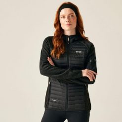Kurtka damska hybrydowa Newhill. Czarne kurtki sportowe damskie Regatta, bez wzorów, z dzianiny, bez ramiączek, bez kaptura, trekkingowe. W wyprzedaży za 134.99 zł.